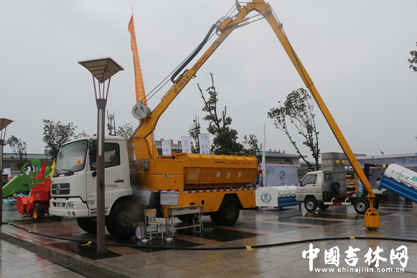 科技成果展览:新型清淤车专干脏活累活.jpg 科技成果展览:新型清淤车专干脏活累活.jpg