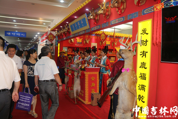 鹿产品展厅新颖创意吸引参观者围观.jpg 鹿产品展厅新颖创意吸引参观者围观.jpg