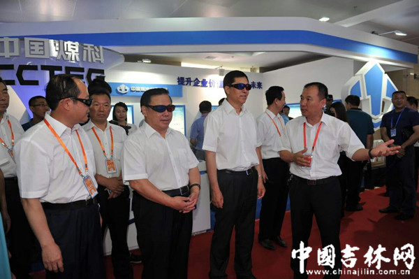 省市领导体验最新3D影像产品.jpg 省市领导体验最新3D影像产品.jpg