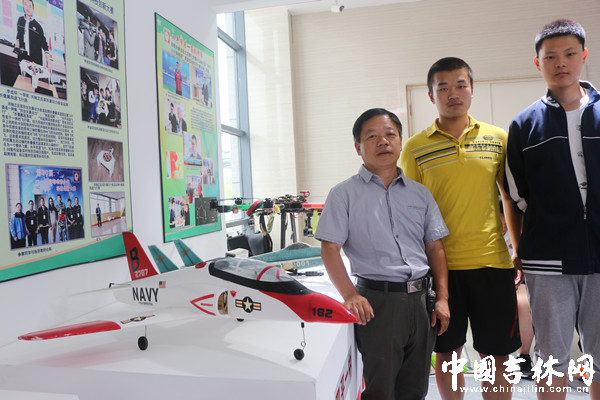 四平市第一高级中学师生展示最新发明成果.jpg 四平市第一高级中学师生展示最新发明成果.jpg