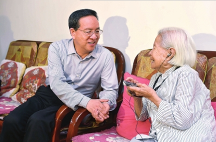 蒋超良走访慰问部队官兵并看望老红军 蒋超良走访慰问部队官兵并看望老红军