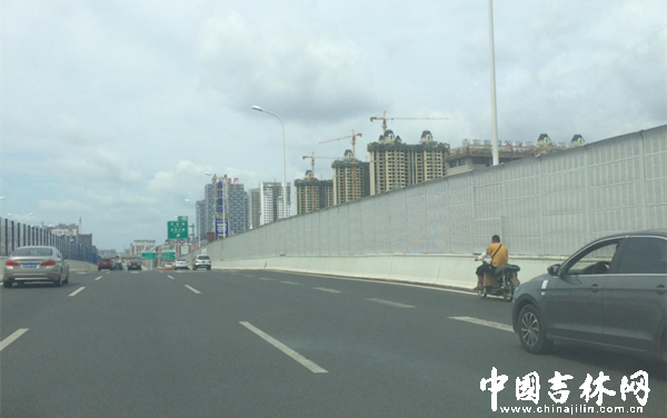 电瓶车骑上快速路 电瓶车骑上快速路