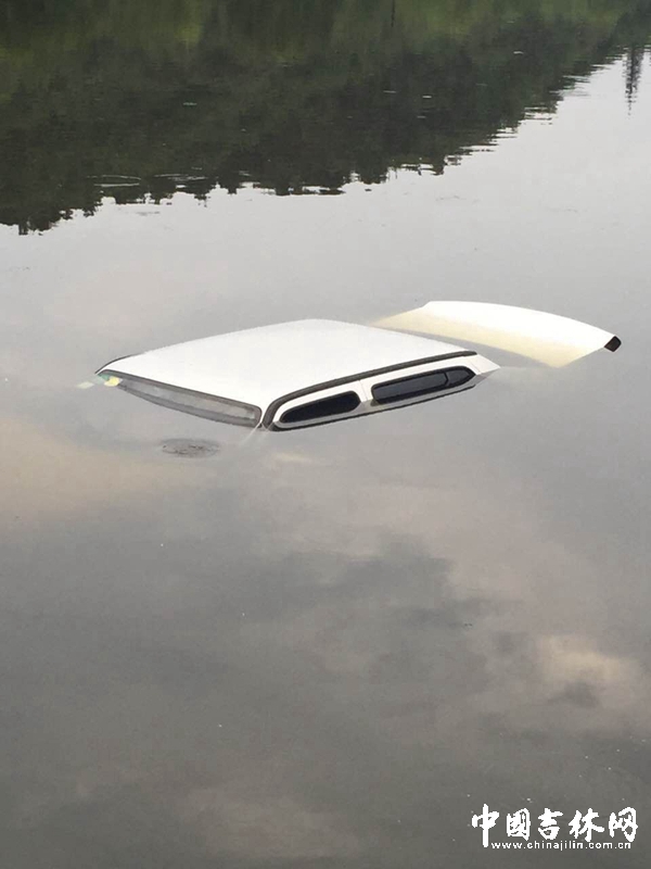 私家车坠湖