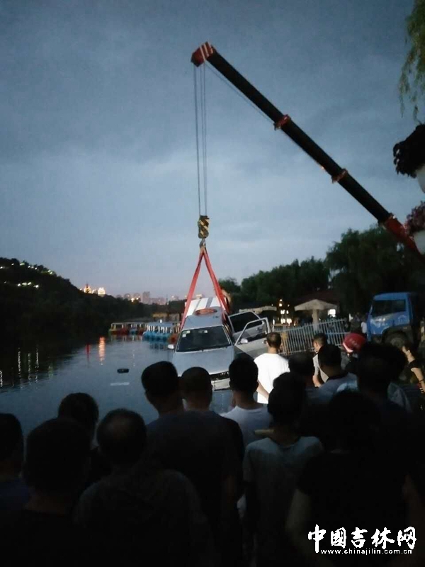 私家车坠湖