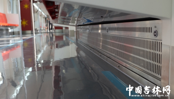 座椅下都安有电加热器 座椅下都安有电加热器