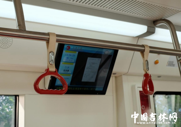 8块显示器提供实时新闻播放 8块显示器提供实时新闻播放