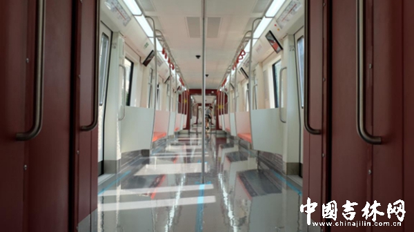 车厢的连接处也设有人扶把手, 就是人倚靠也没问题 车厢的连接处也设有人扶把手, 就是人倚靠也没问题