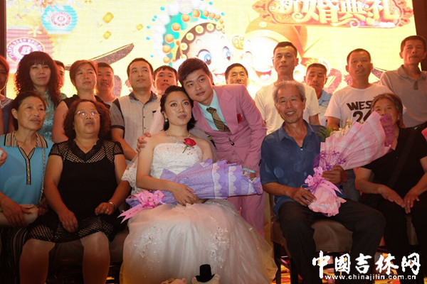 新郎新娘与亲友合影