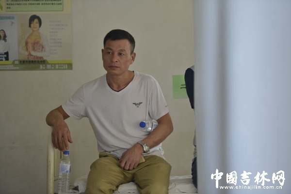 鲍习龙坐在一边看着魏平在化妆