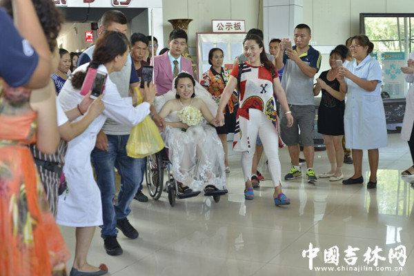 新娘被人从四楼推到一楼大厅，现场响起了热烈的掌声