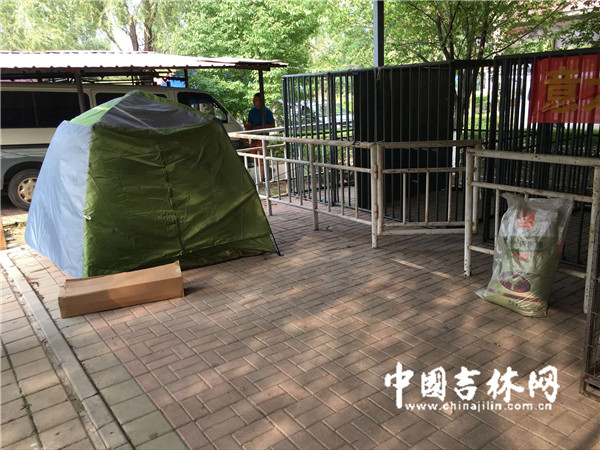 　据了解，参赞商从布展开始，携带帐篷住在大型犬展区附近，便于看管各自的犬种。