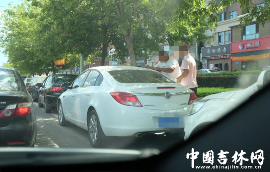 白T恤为售证人员,正在向“车证”上填写车牌号码 白T恤为售证人员,正在向“车证”上填写车牌号码