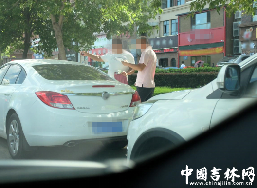 填写后,男子指引凭证从哪个口进,买证人员查看车证 填写后,男子指引凭证从哪个口进,买证人员查看车证