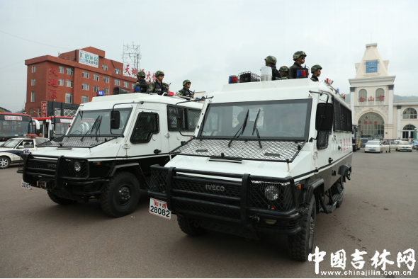 全省公安武警联动武装巡逻首日见闻