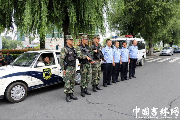 全省公安武警联动武装巡逻首日见闻