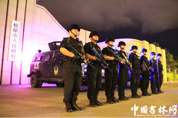 全省公安武警联动武装巡逻首日见闻