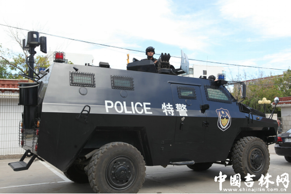 全省公安武警联动武装巡逻首日见闻