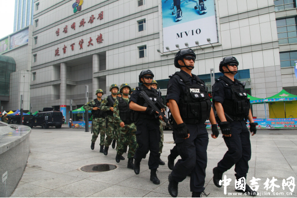 全省公安武警联动武装巡逻首日见闻
