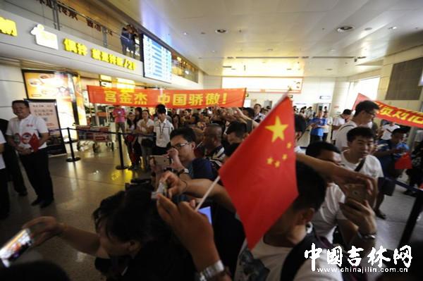 奥运冠军宫金杰回家 长春龙嘉机场百余人接机.jpg