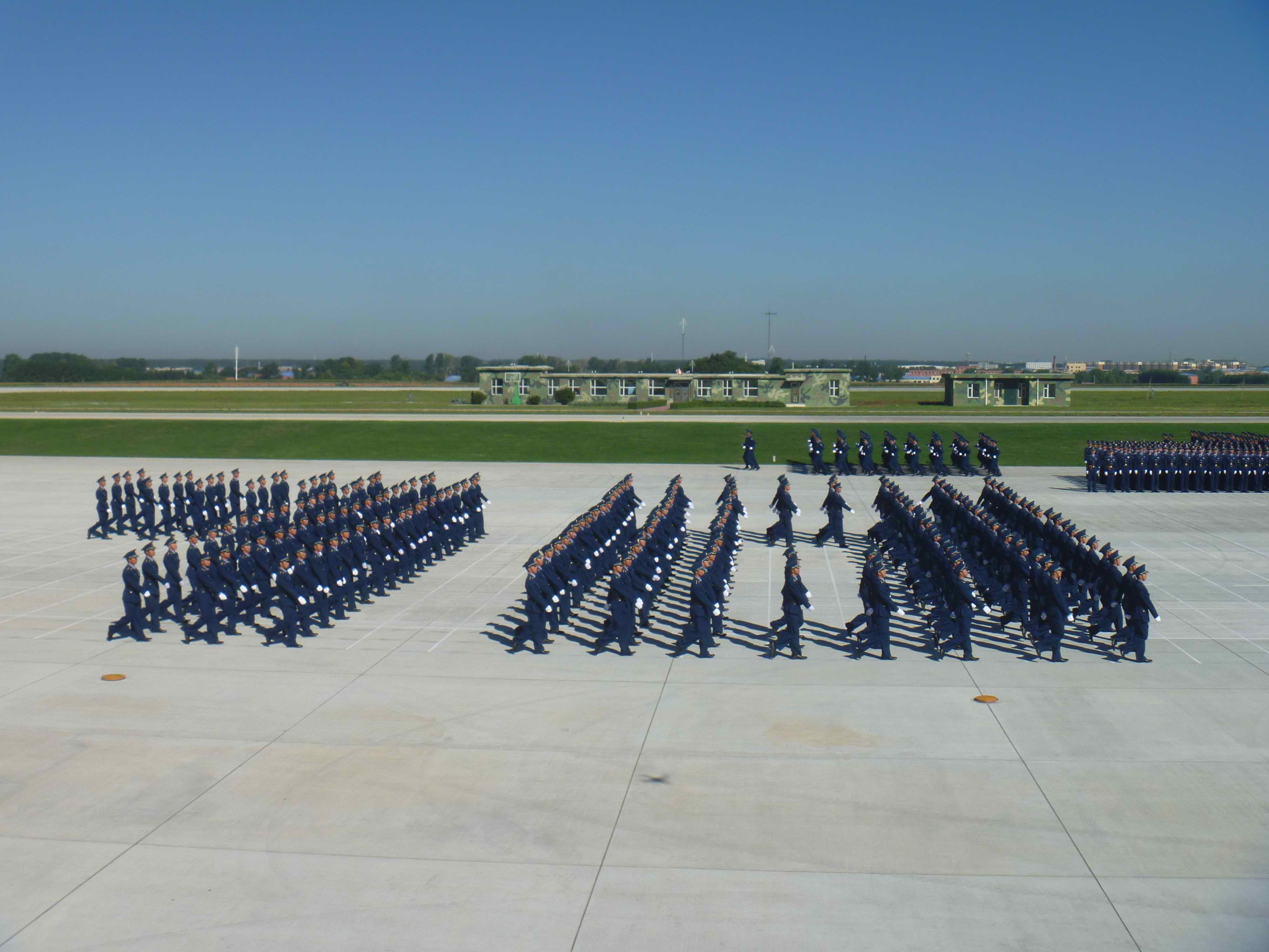 2日早8点 空军航空开放活动在大房身机场举行 2日早8点 空军航空开放活动在大房身机场举行