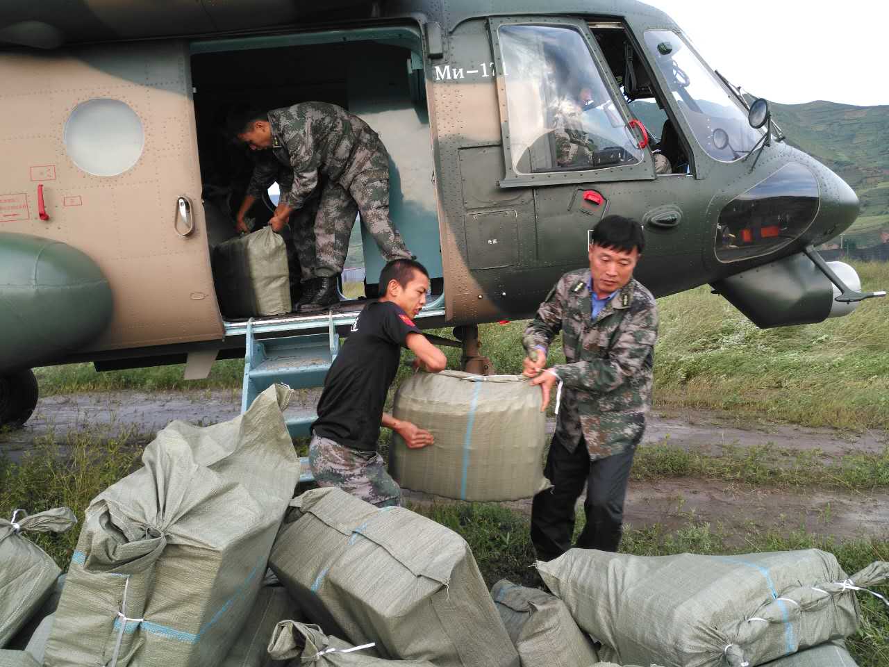 直升机运送物资(和龙供图)