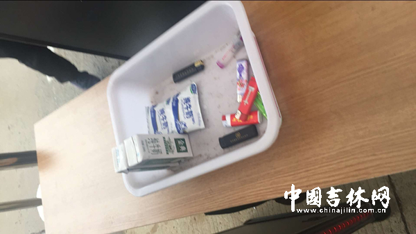 牛奶、打火机等物品不让带进场_副本.jpg