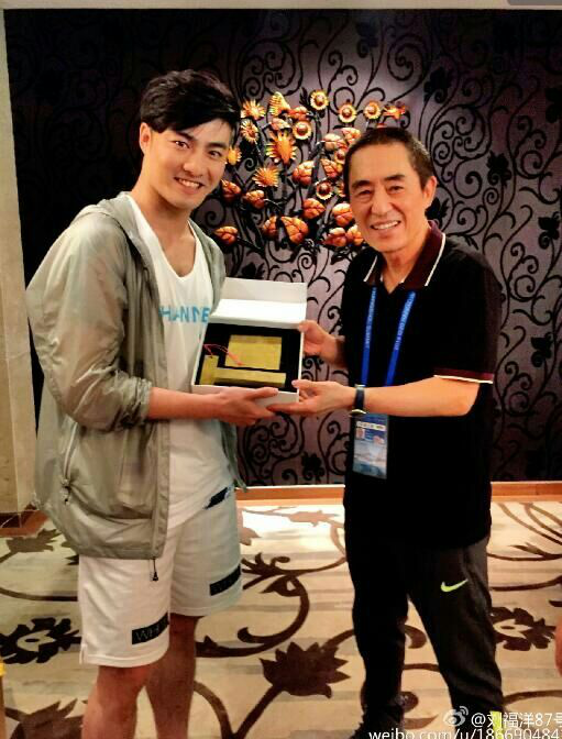 与张艺谋合影留念 与张艺谋合影留念