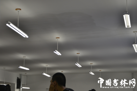 修复痕迹清晰可见 修复痕迹清晰可见