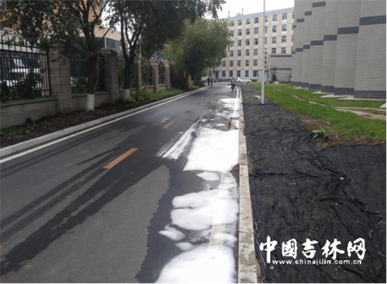 案发现场保洁人员用清洁液冲刷过的路面,还有一些“白色泡沫”留在路上。 案发现场保洁人员用清洁液冲刷过的路面,还有一些“白色泡沫”留在路上。
