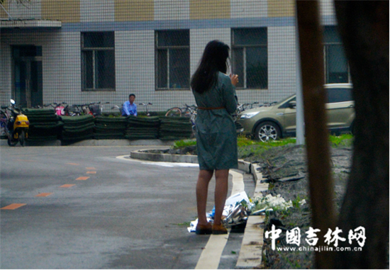 一个女生停步在花旁静静哭泣 一个女生停步在花旁静静哭泣