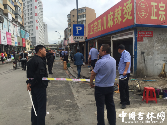 执法人员在违建周围拉起警戒线 执法人员在违建周围拉起警戒线