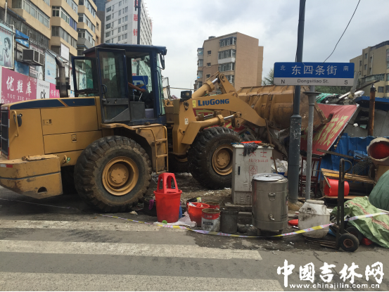 铲车开始作业,拆除违建 铲车开始作业,拆除违建