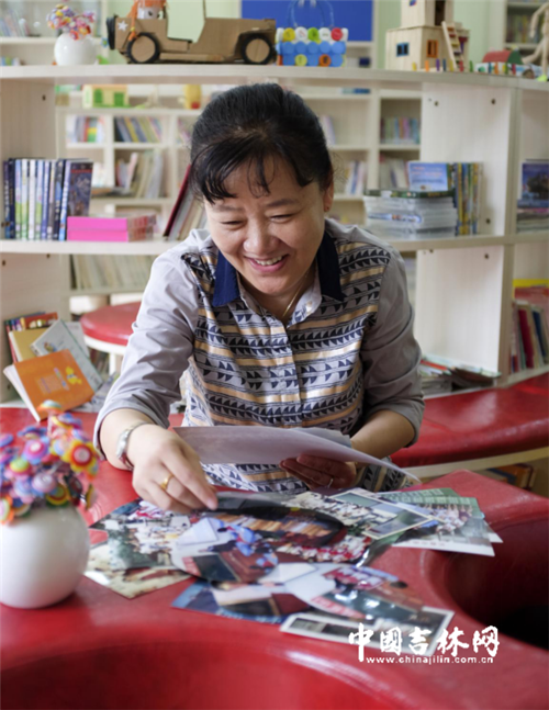 53岁教师崔朝霞一站三十年 几十张合影流露浓浓师生情 53岁教师崔朝霞一站三十年 几十张合影流露浓浓师生情