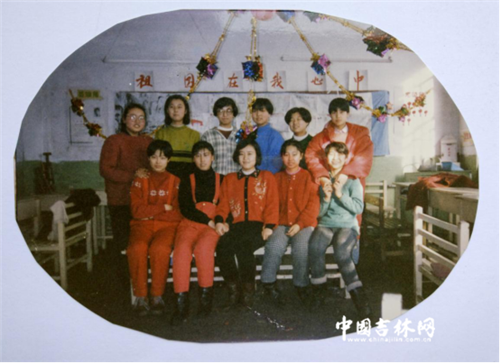 年轻时的崔朝霞老师在圣诞节和学生合影留念 年轻时的崔朝霞老师在圣诞节和学生合影留念