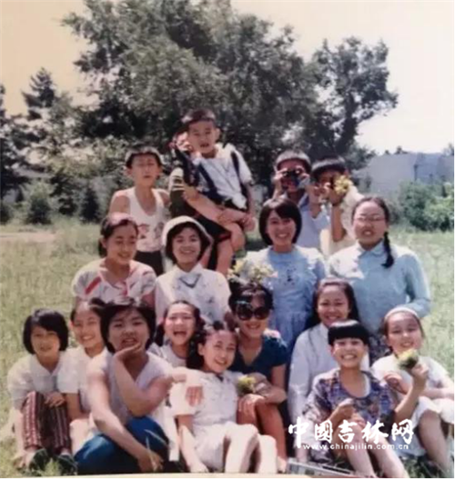 这是崔朝霞老师至今保留的最早一张和学生的合影照片。 这是崔朝霞老师至今保留的最早一张和学生的合影照片。