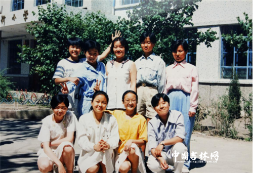 上世纪九十年代崔朝霞老师和毕业返校回来看望她的同学合影留念。 上世纪九十年代崔朝霞老师和毕业返校回来看望她的同学合影留念。