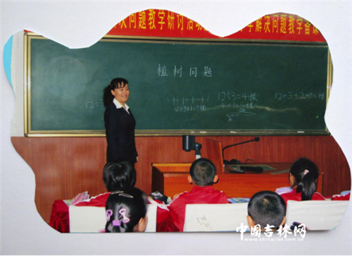 站在讲台上的崔朝霞老师。 站在讲台上的崔朝霞老师。