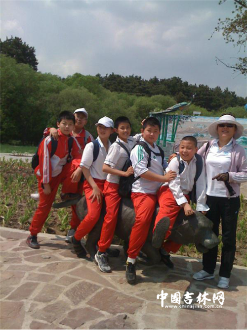 和学生一起去郊游的崔朝霞老师。 和学生一起去郊游的崔朝霞老师。