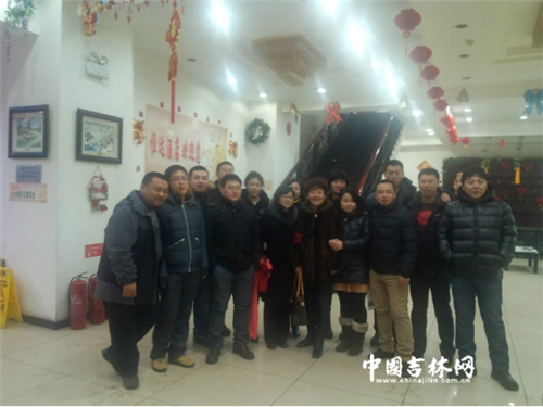 和学生一起去郊游的崔朝霞老师。 和学生一起去郊游的崔朝霞老师。