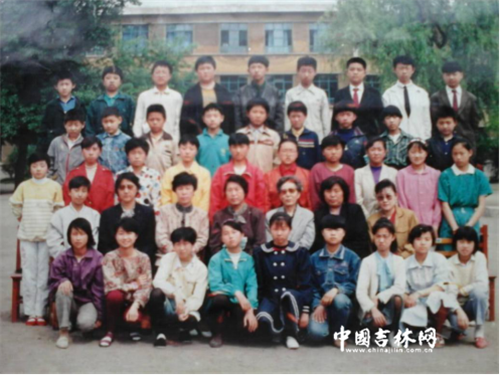 年轻时的崔朝霞老师和毕业师生合影留念。 年轻时的崔朝霞老师和毕业师生合影留念。