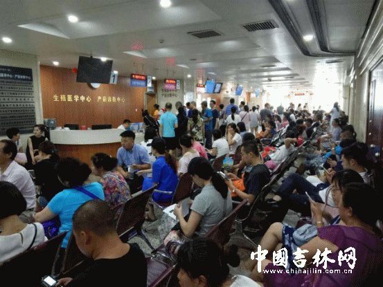 　吉大一院生殖中心·产前诊断中心几乎天天“人满为患” 艾灵 摄