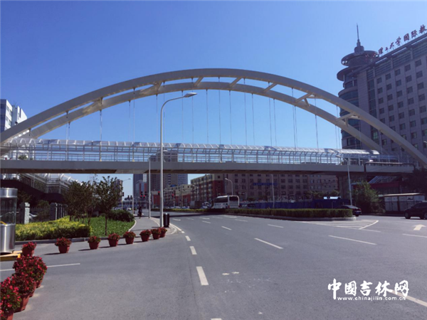 　横跨南北的长春理工大学新天桥