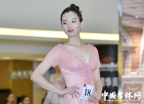 18号选手李忠美在晚装环节