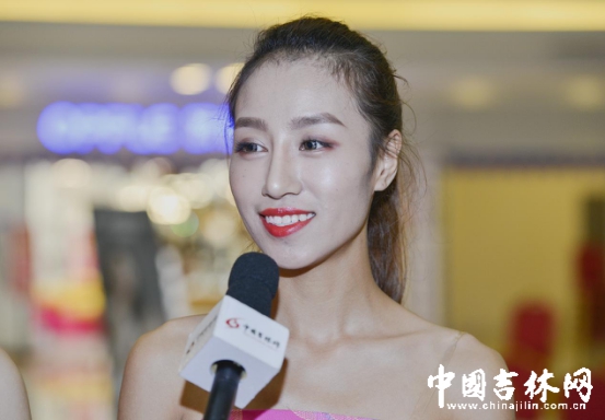 17号选手刘芳圻接受本网记者访问