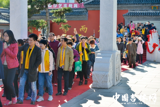 参加纪念孔子诞辰2567周年典礼的嘉宾排队进场