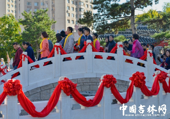 参加纪念孔子诞辰2567周年典礼的嘉宾排队进场