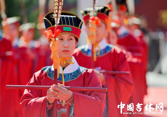 佾舞生在大成殿前列队