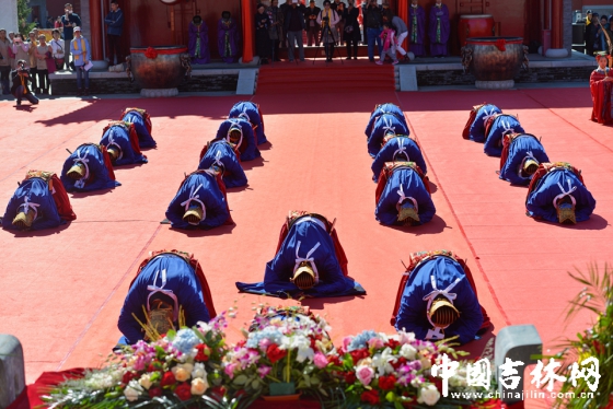 祭祀队伍行叩首礼