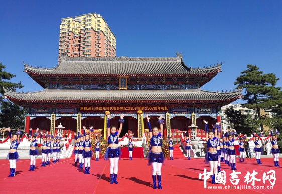 长春文庙小学表演舞蹈“快乐的歌”