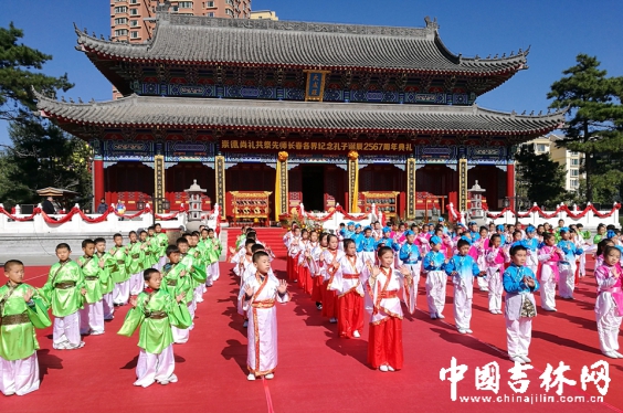 长春文庙小学120人诵读唐诗